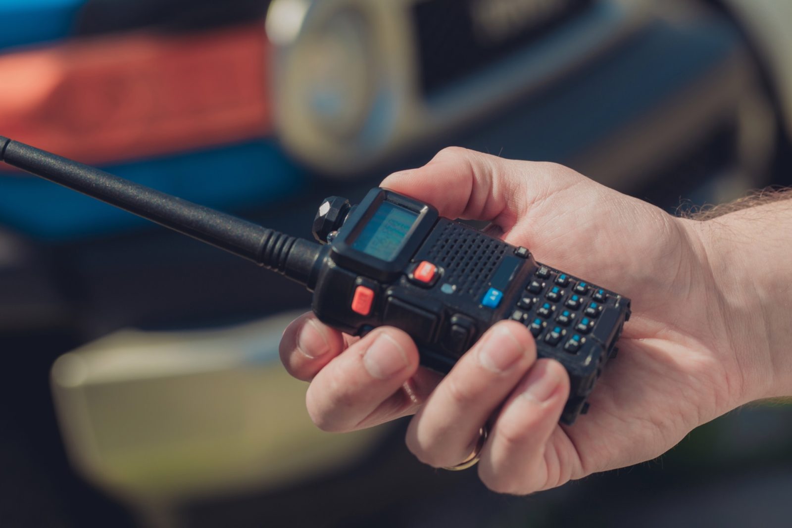 Na čolnu z radijsko postajo mora biti vsaj ena oseba, ki ima VHF izpit za njeno upravljanje